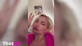 Zoie Burgher Big Tits Cleavage NSFW
