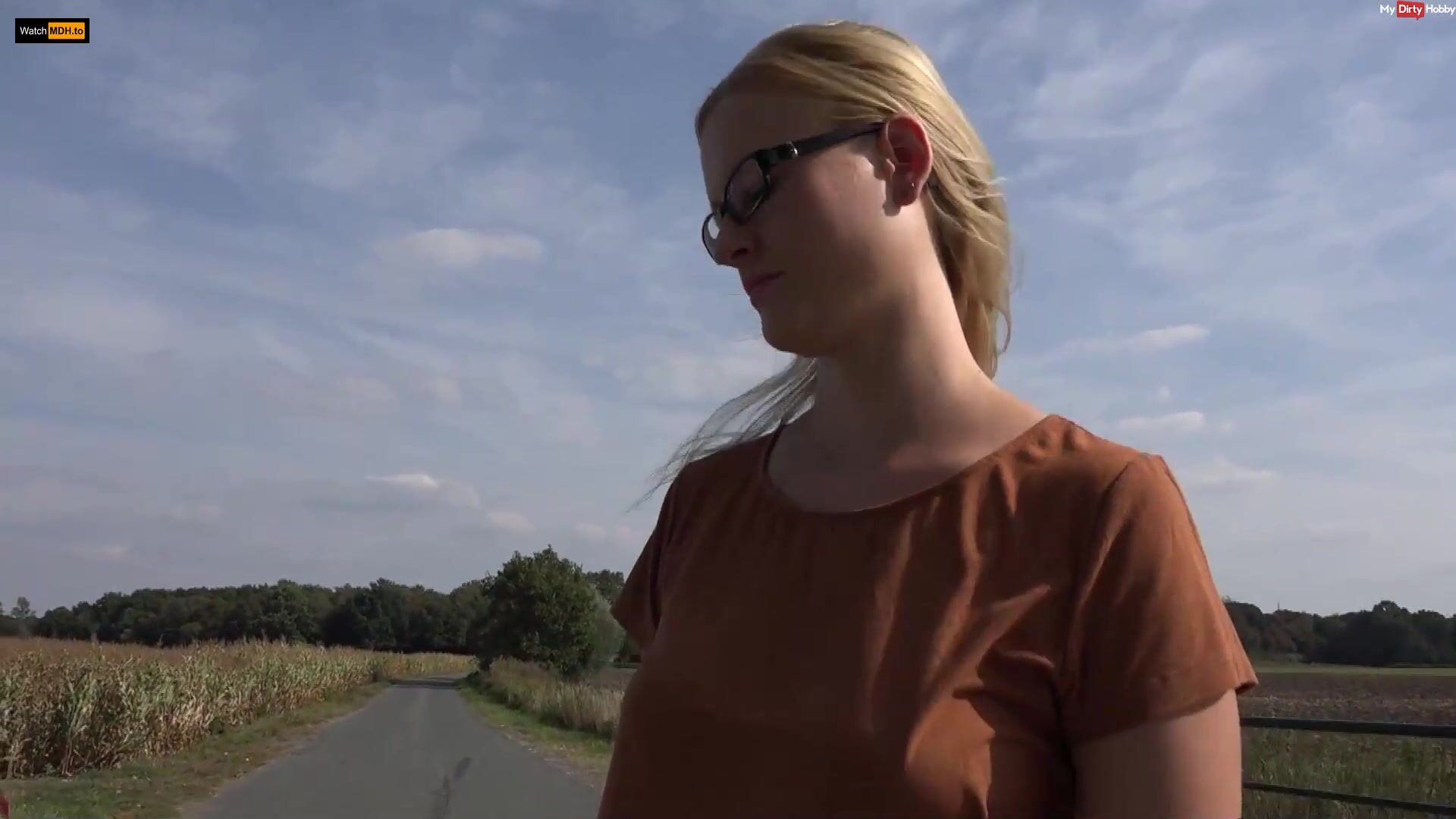 BlondeHexe Der-Sextourist - Meine Stiefschwester waehrend ihrer Autopanne gefickt
