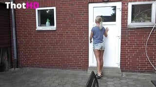 blondehexe - Vom Nachbar beim Pinkeln erwischt und gefickt!!!