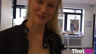 blondehexe - ULTRA PUBLIC! MITTEN in der BANK gefickt!!!