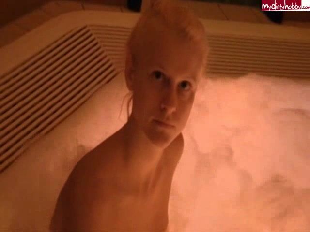 blondehexe - PUBLIC SPERMAFACE IM SCHWIMMBAD