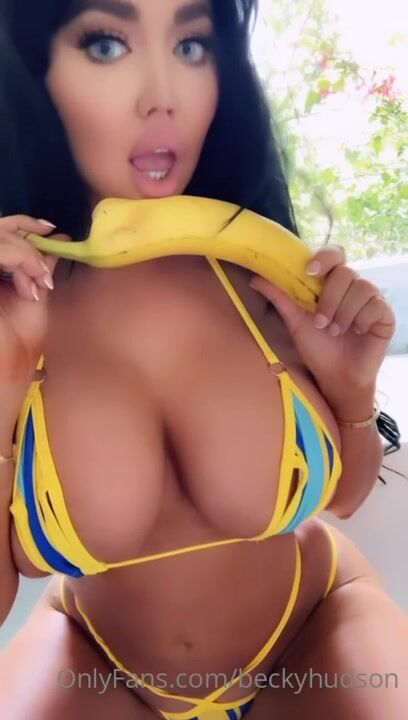Becky Hudson Bikini Big Tits Leaked_001