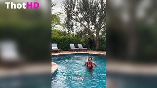 Sydney Lint Outdoor Ass Leak