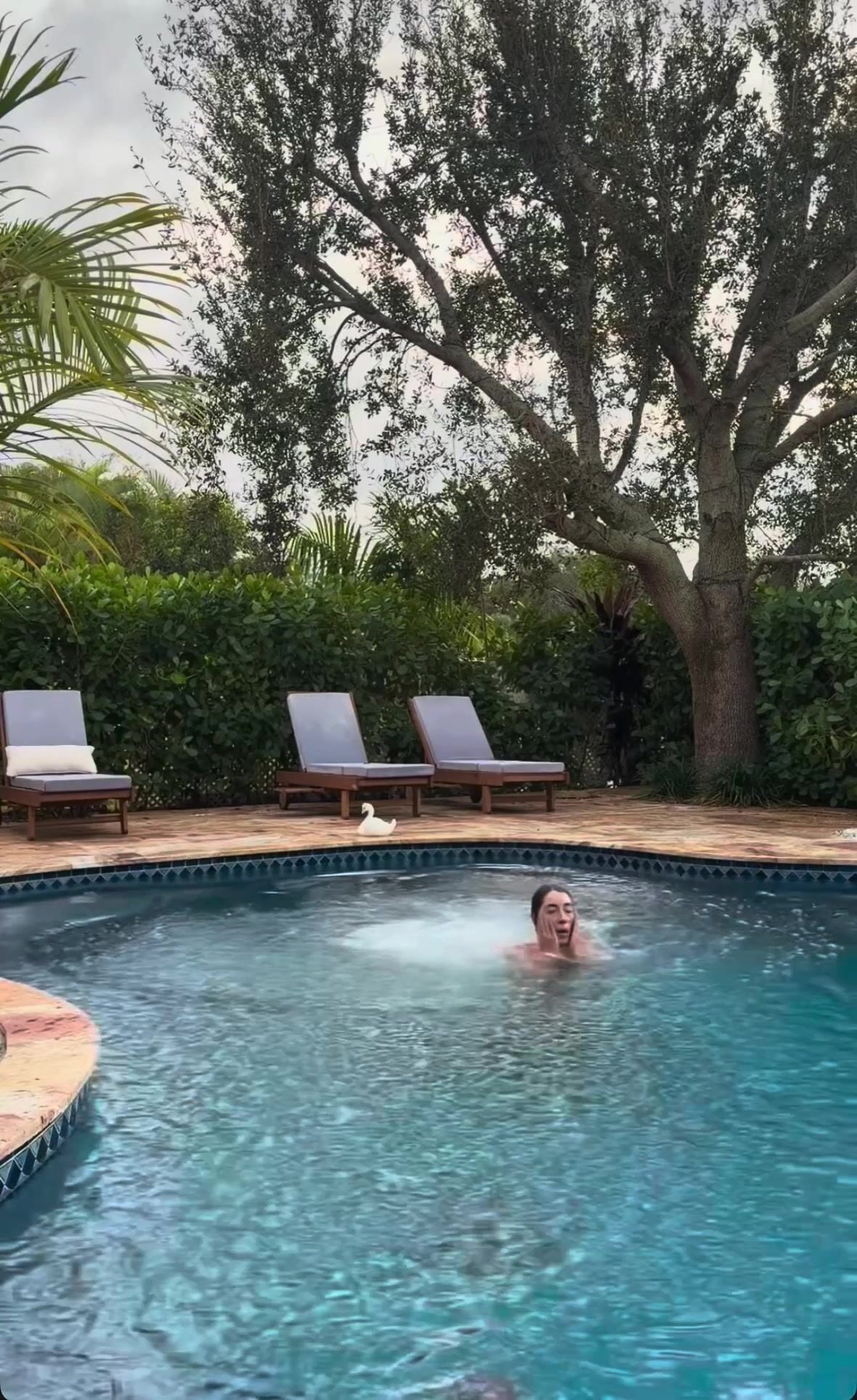 Sydney Lint Outdoor Ass Leak
