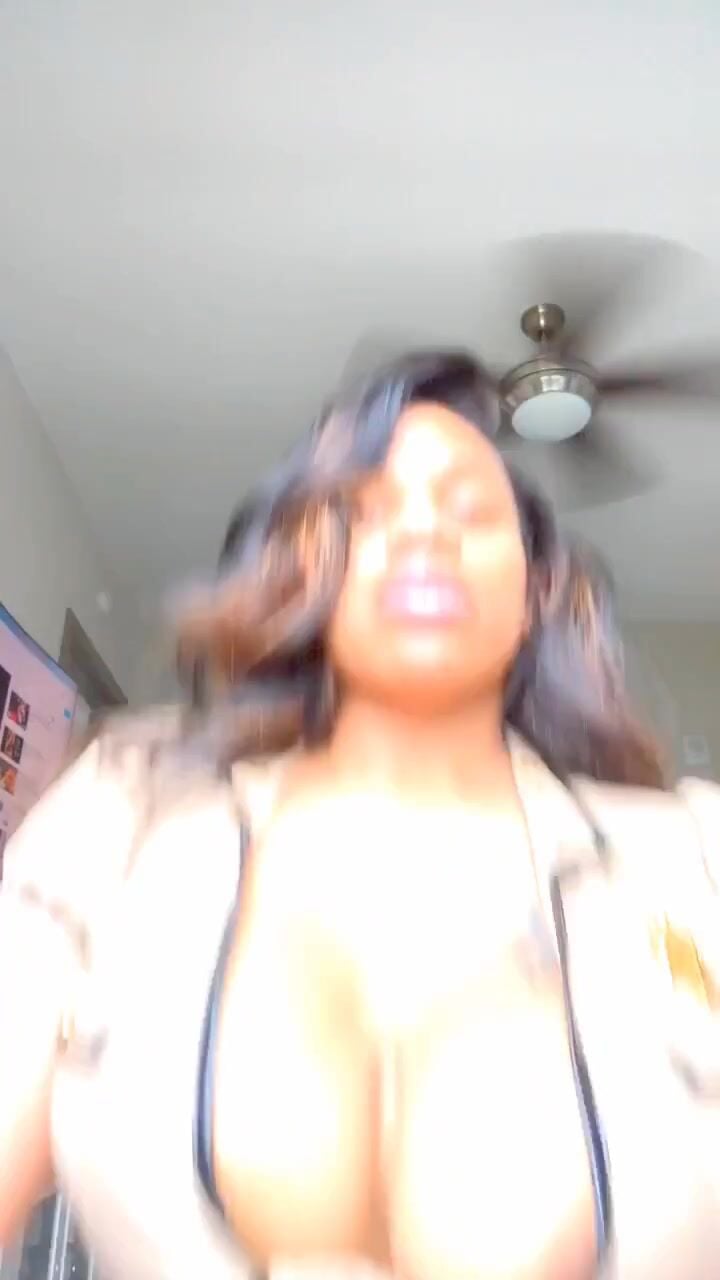 Dominique Chinn Cleavage Leaked_001