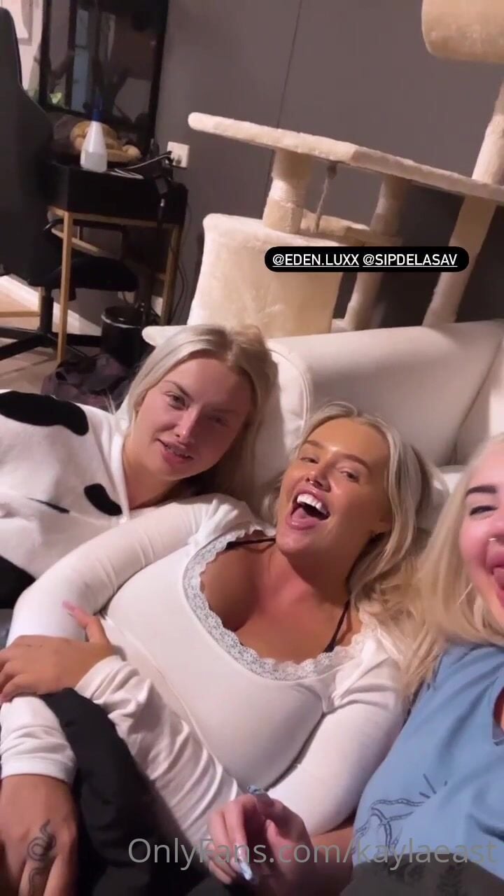 Kayla East Big Tits Cleavage Leak