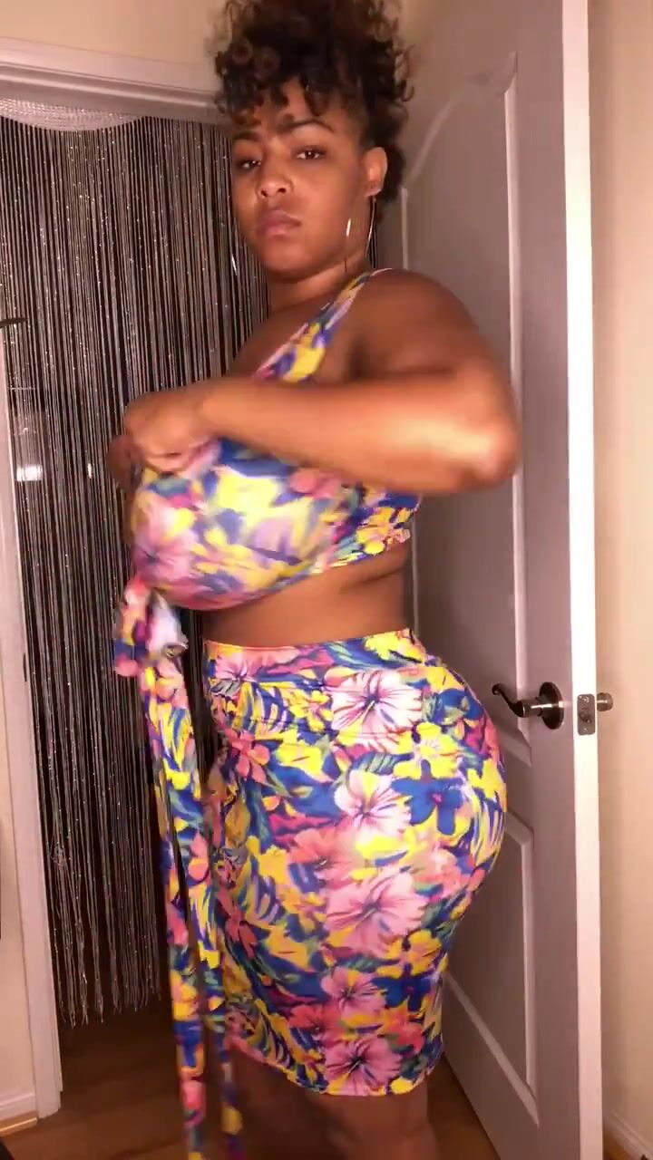 Persephanii Cleavage Dress Leak