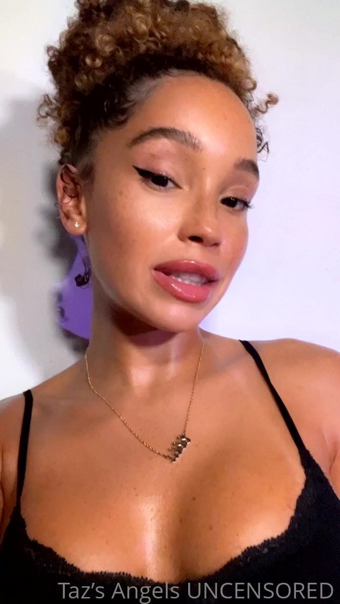Tazs Angels Cleavage Leak_001
