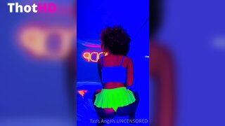 Tazs Angels Squatting Ass Clip