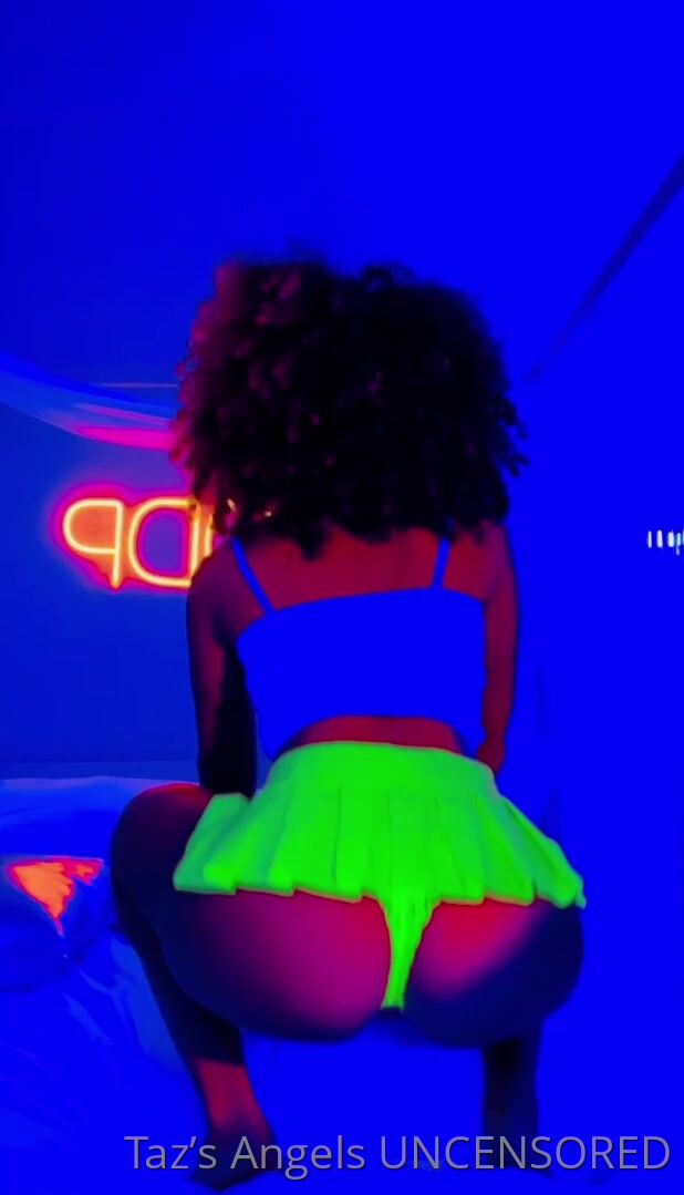 Tazs Angels Squatting Ass Clip