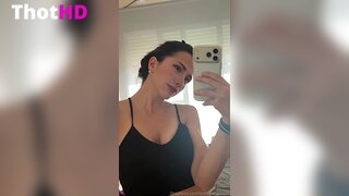 Aldi Bernardo Cleavage