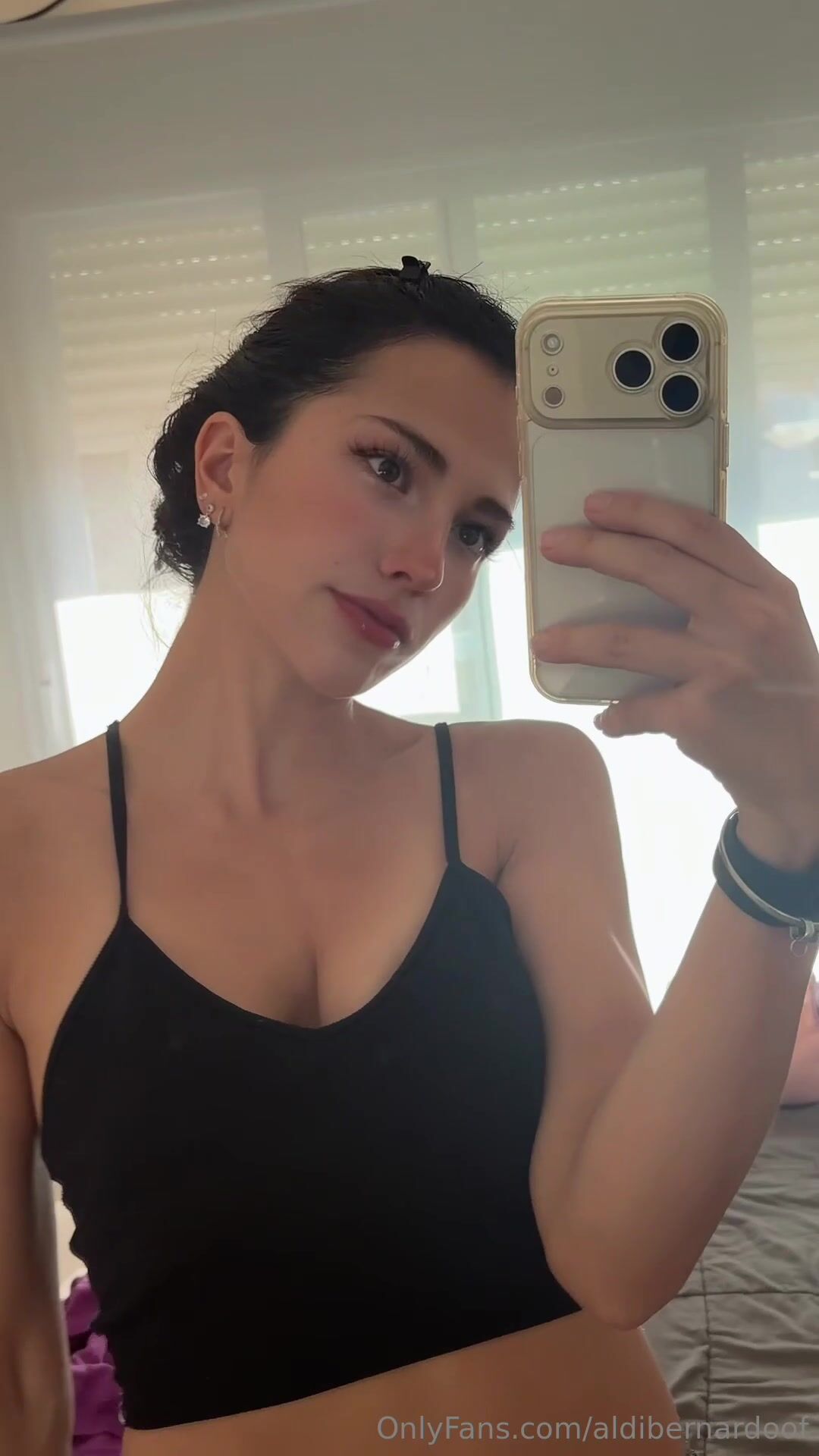 Aldi Bernardo Cleavage