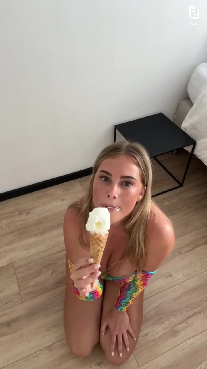 Evajoanna Masturbating Cleavage Video