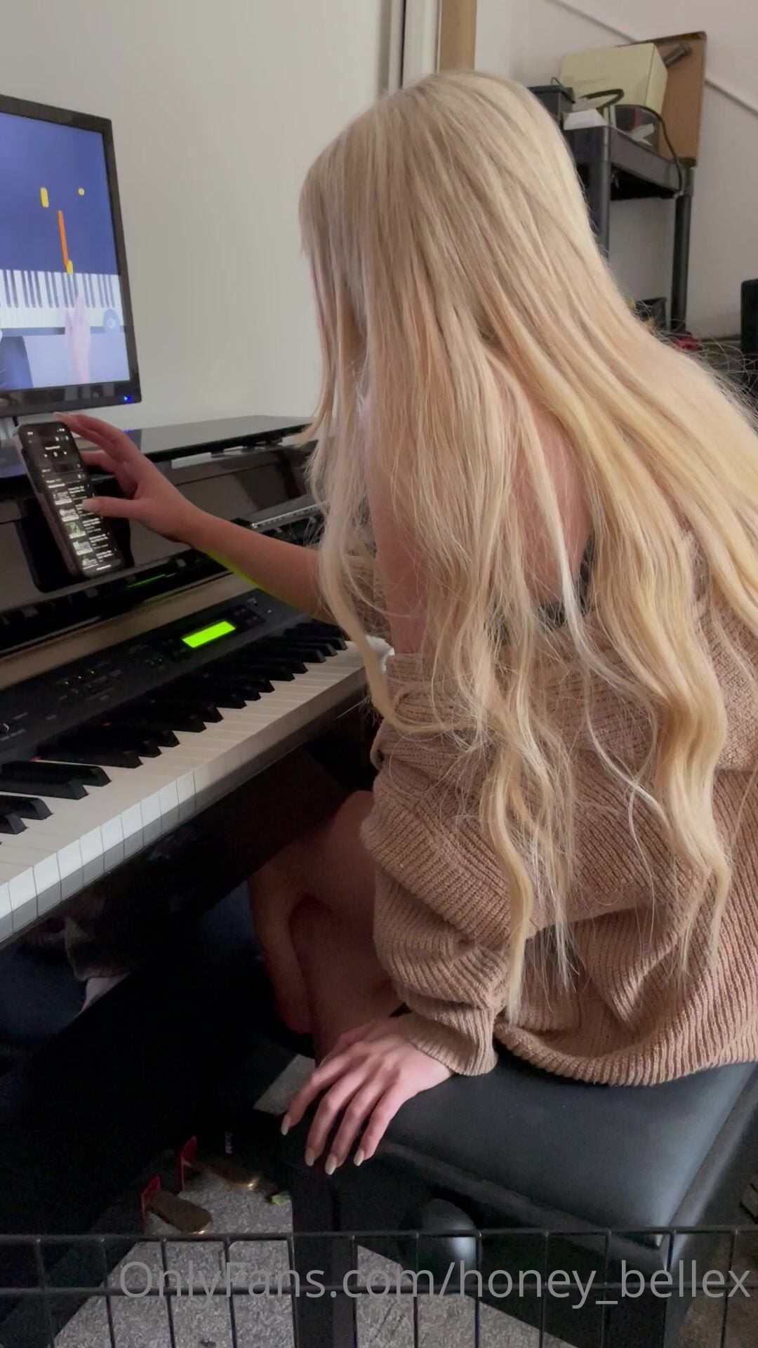 Honey Belle From Behind Clip
