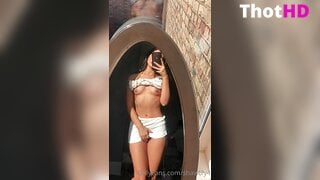 Shawlily4 Pantyless Pussy Leak