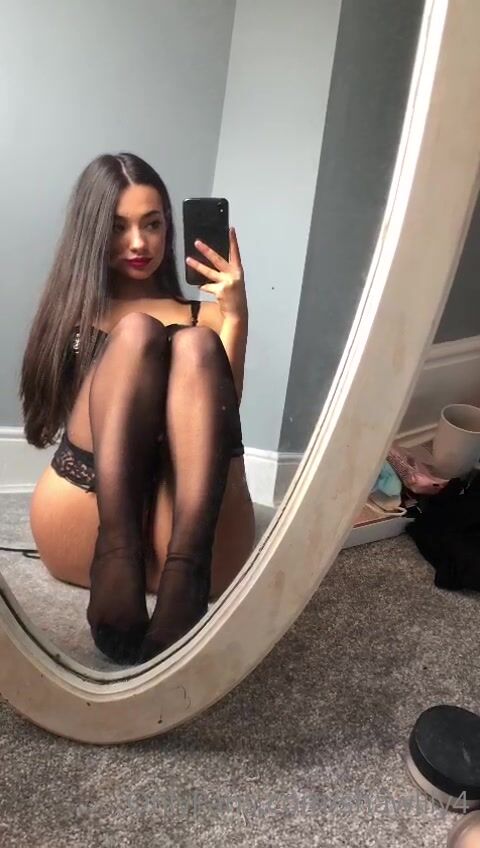 Shawlily4 Pussy in Thighhighs Leak