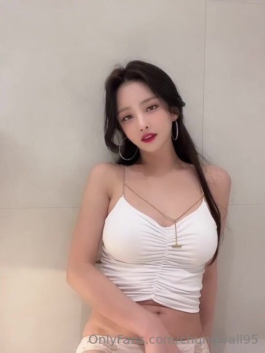 Sunwall95 Masturbating Spreading Legs Clip