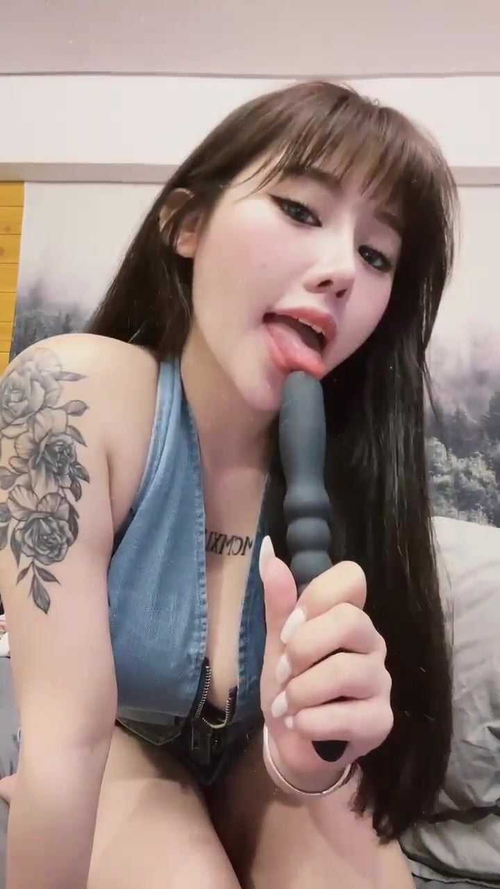 Bebe520 Vibrator Blowjob
