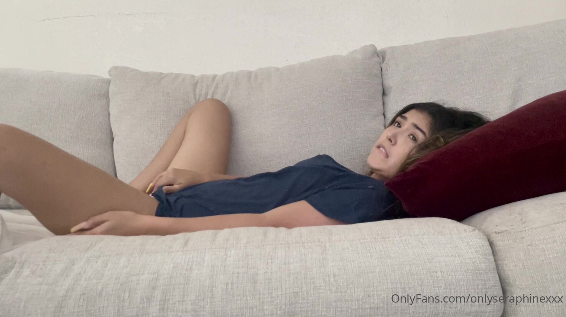 Onlyseraphinexxx Masturbating on Couch OF