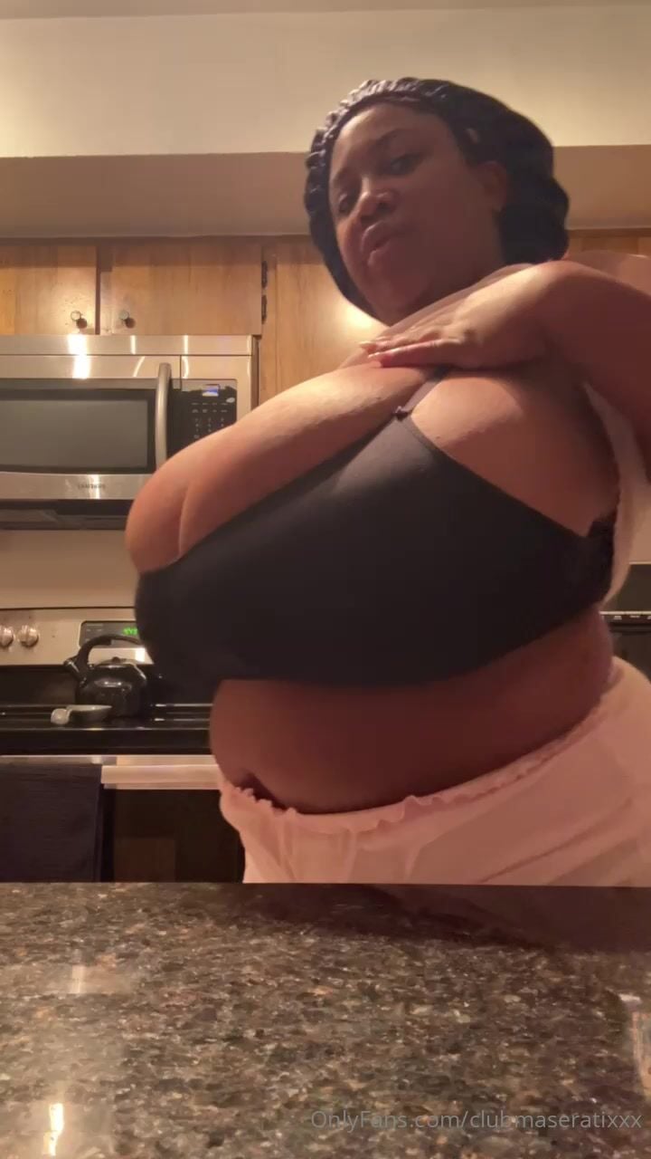 Clubmaseratixxx Huge Tits Cleavage Leak