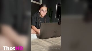 Lamhard Pussy Spread Legs