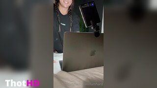 Lamhard Pussy Spread Legs