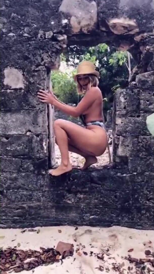 Sara Jean Underwood Outdoor Nude