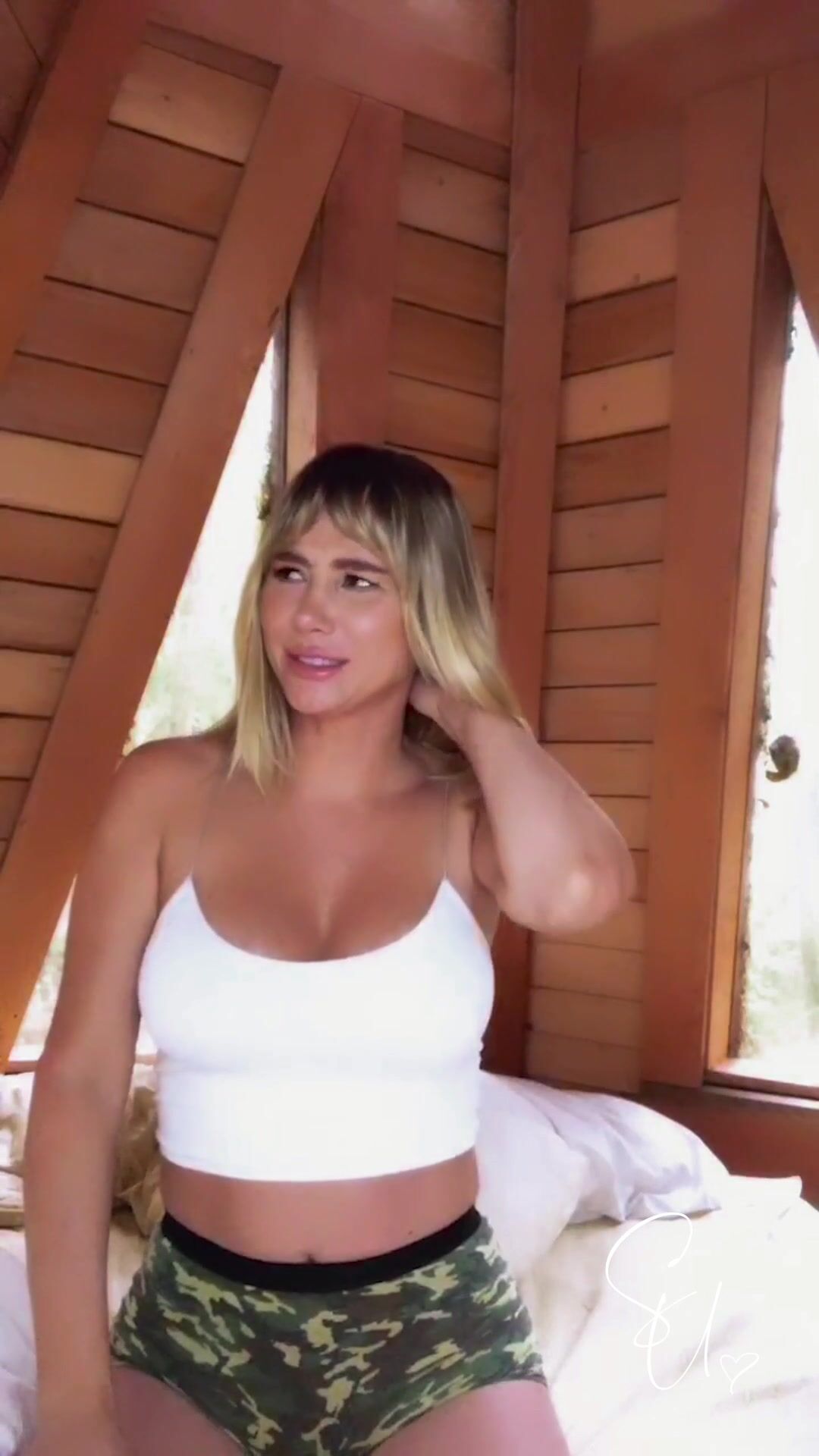 Sara Jean Underwood outdoor cleavage NSFW