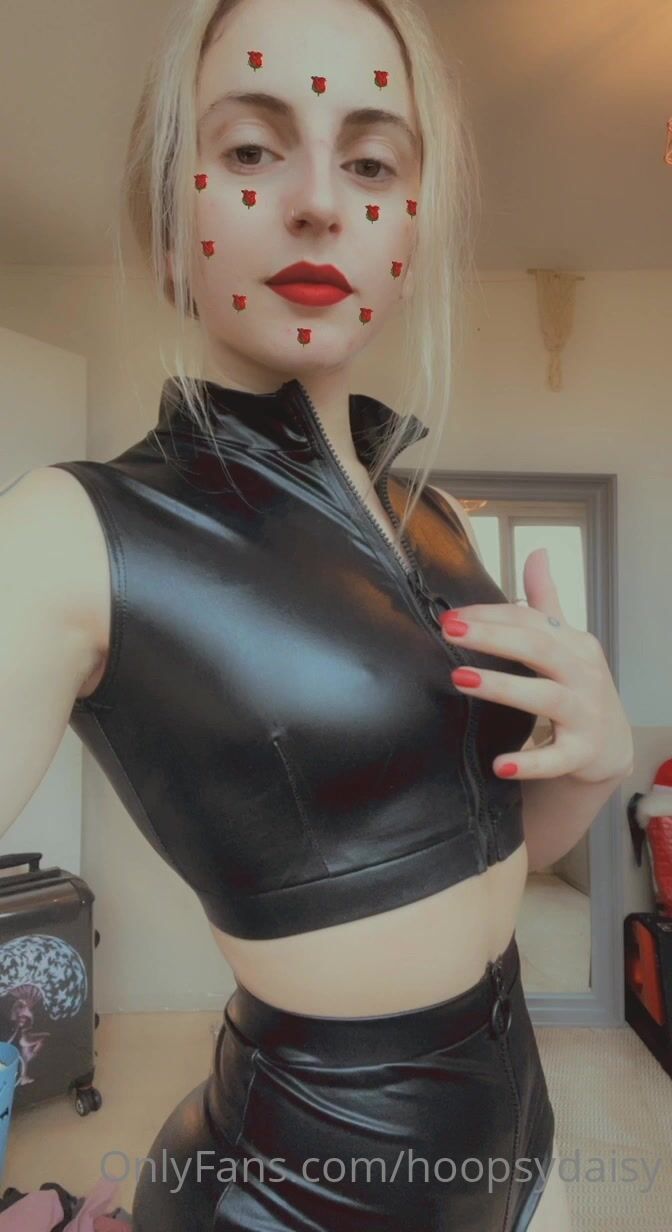 Hoopsydaisy Topless in Shorts Leak