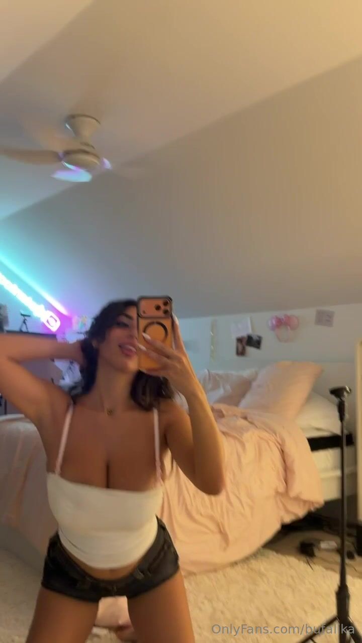 Ika_dauria Cleavage Leak