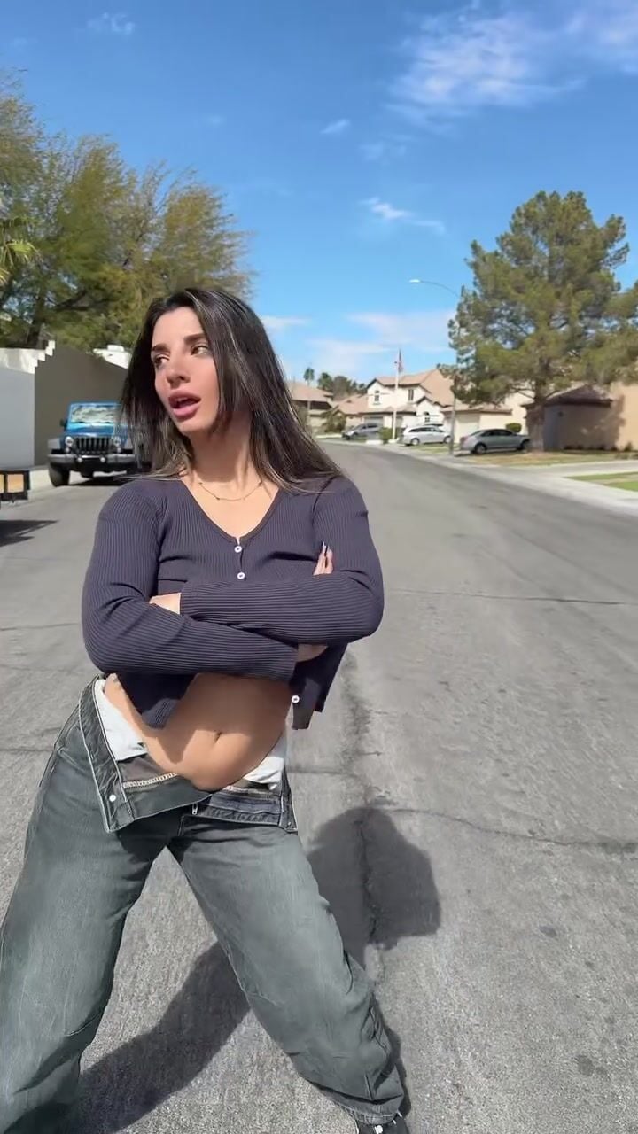 Ika_dauria Outdoor Underboob Clip