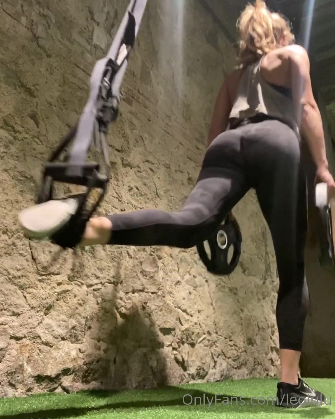 Leolulu Ass in Locker Room NSFW