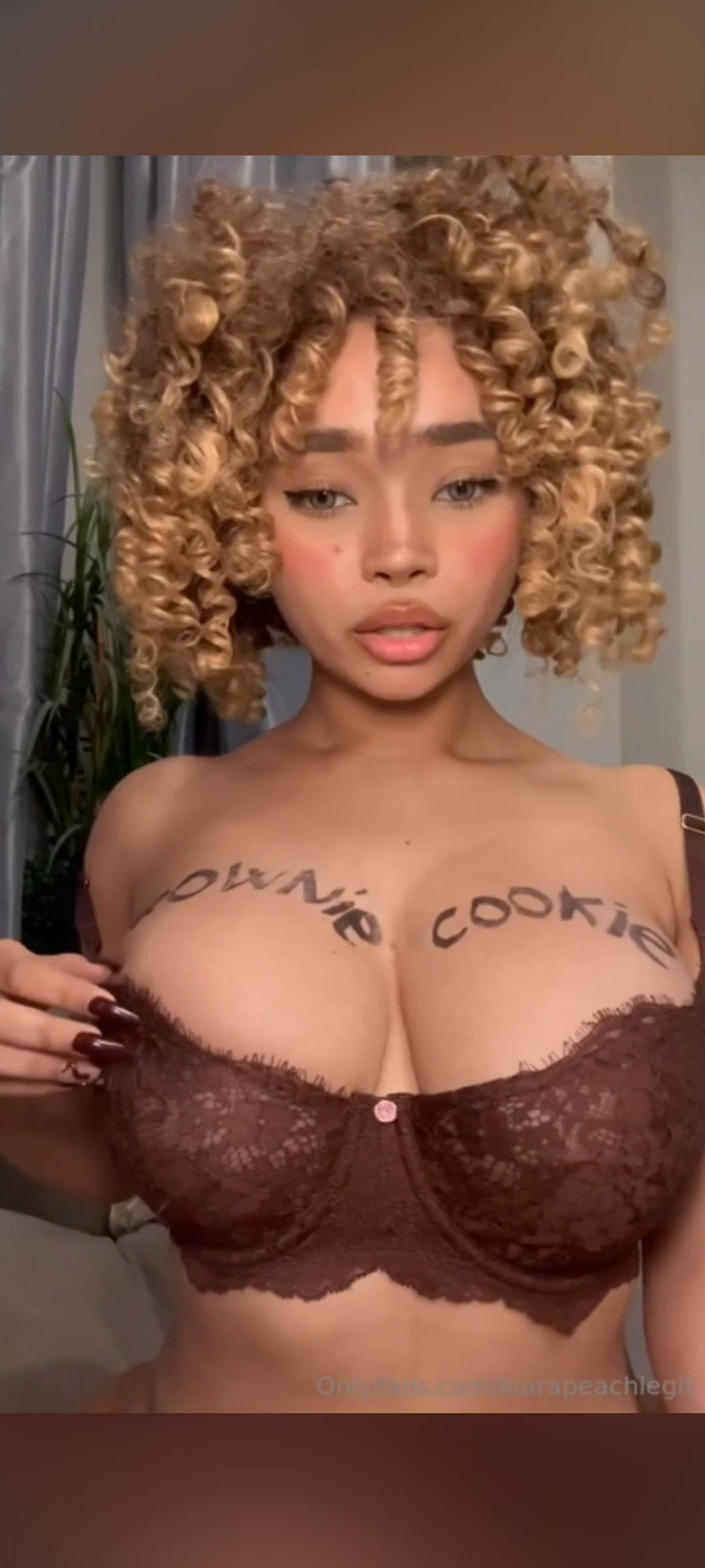 Kiarapeachlegit One Tit Out Big Tits OnlyFans