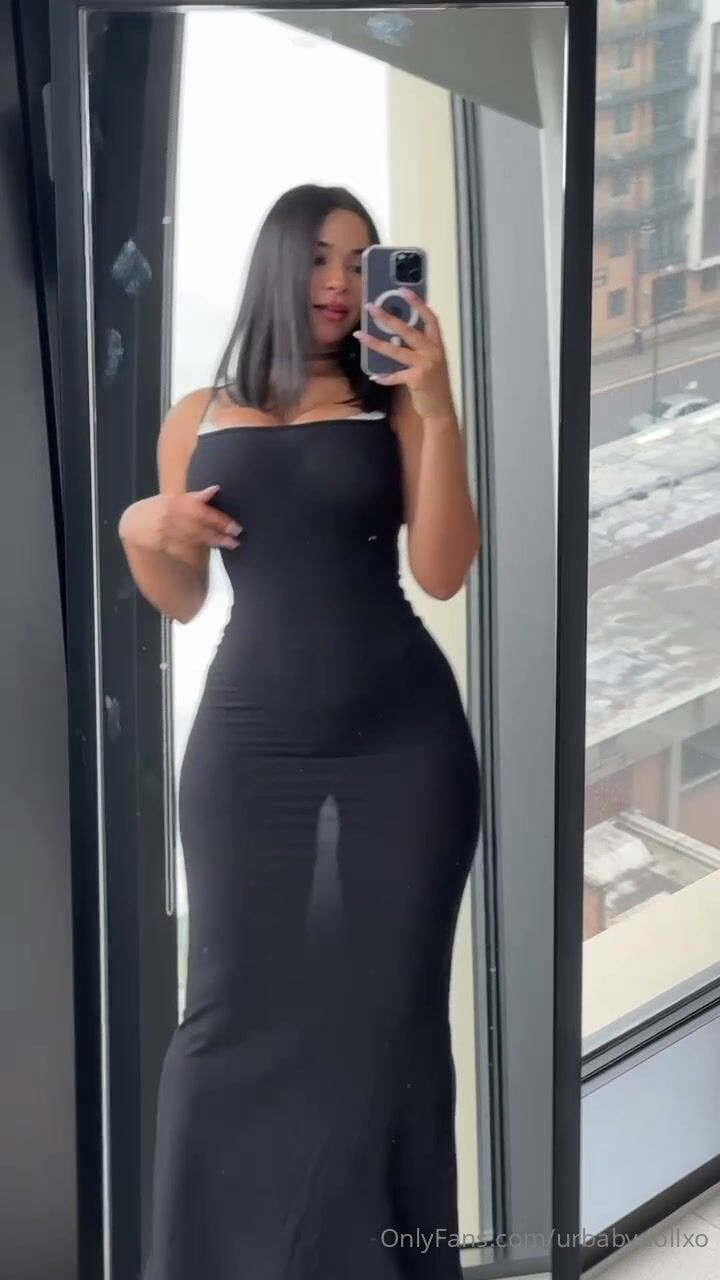 Leila Santese Curvy in Dress Video