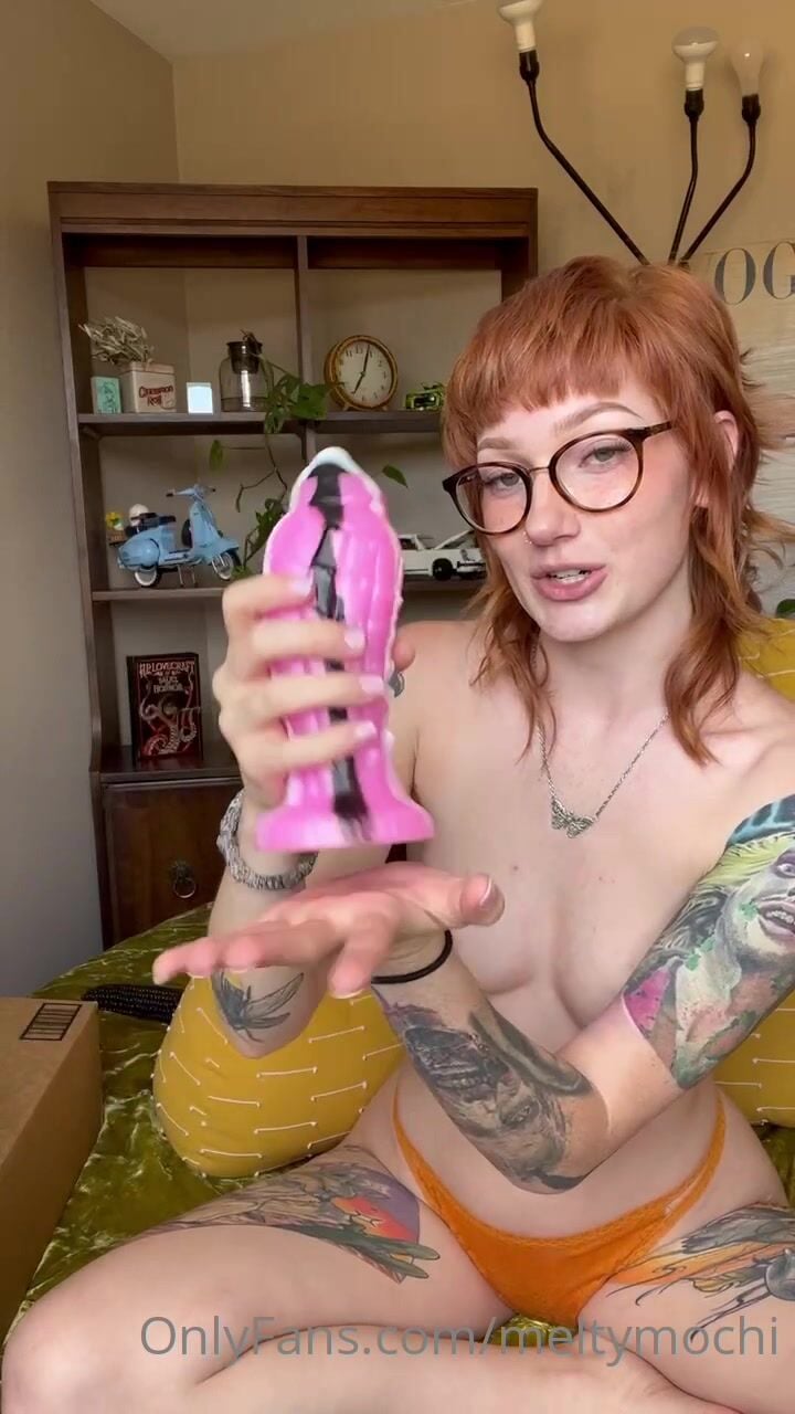Meltymochi Topless Short Shorts Clip