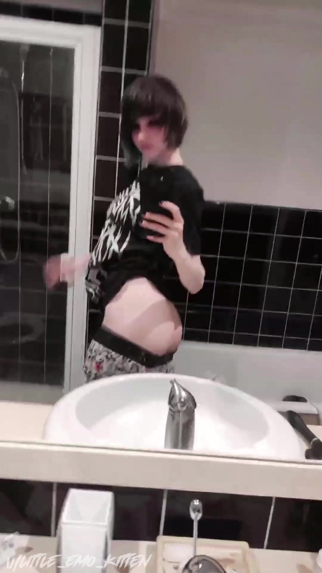 Little_emo_kitten Bathroom Underboob OF