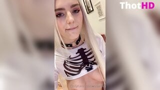 Eva Elfie Choker Close-Up NSFW