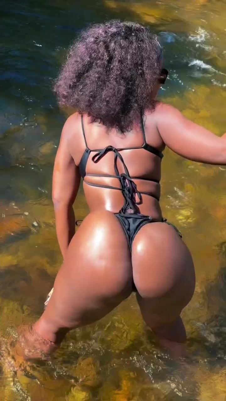 Zuludoll69 aka Zulu Doll ass bikini Clip