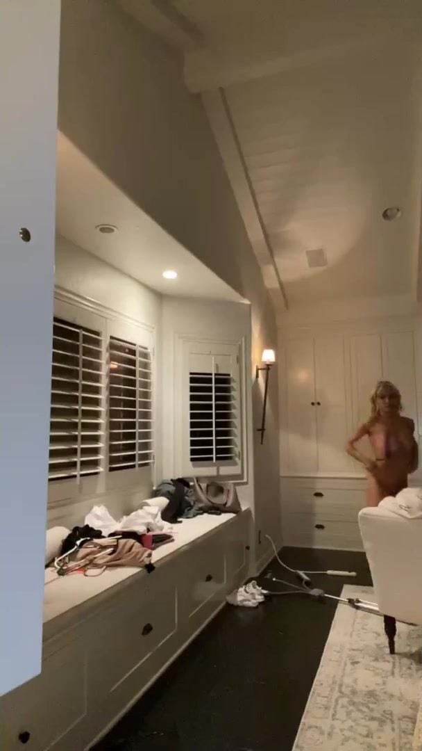 Lindsey Pelas Bathroom Pubic Hair OnlyFans