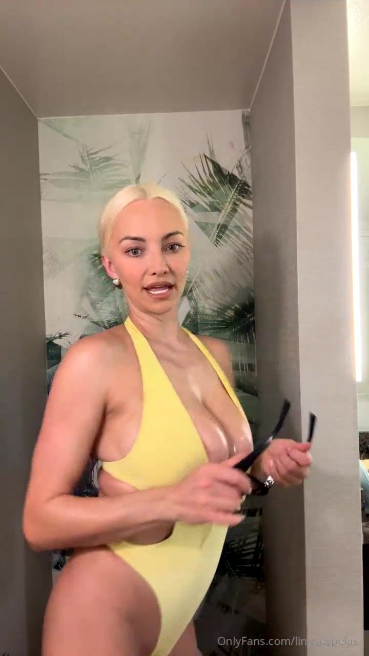 Lindsey Pelas Big Tits Cleavage Clip_003