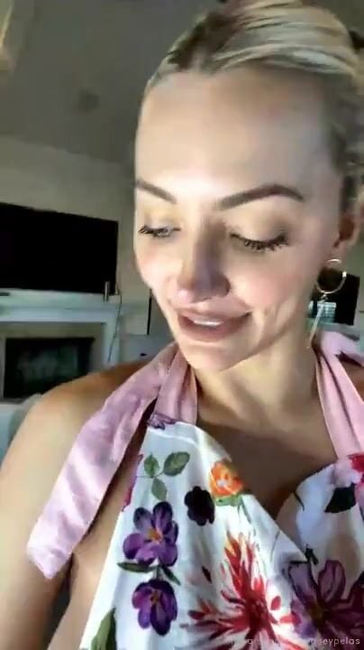 Lindsey Pelas Big Tits and Towel Leaked