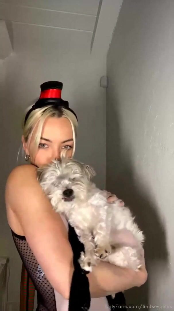Lindsey Pelas Cleavage Big Tits Clip