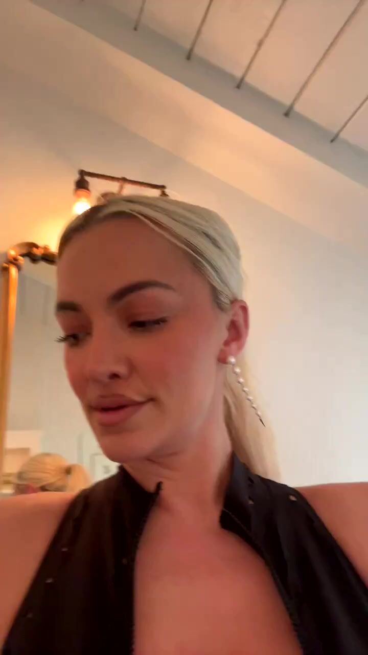 Lindsey Pelas Cleavage XXX_001