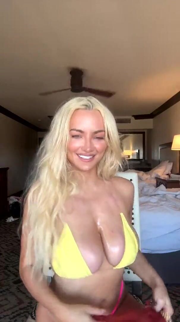 Lindsey Pelas Cleavage and Ass Leak