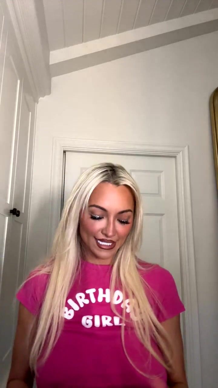 Lindsey Pelas Nude Cleavage Leak