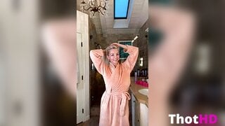Lindsey Pelas Nude Showering Leaked