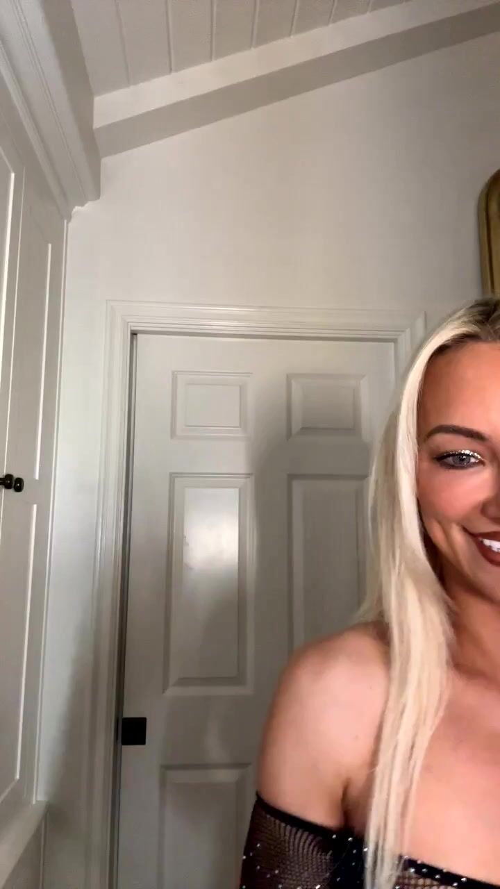 Lindsey Pelas Towel Ass NSFW
