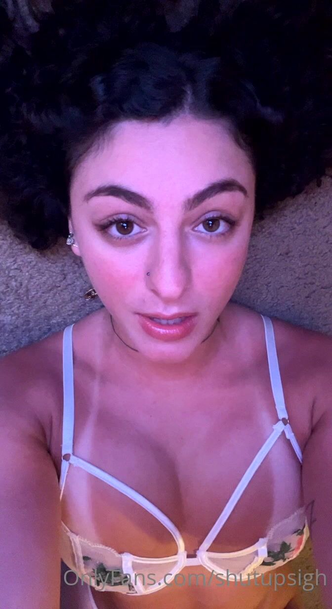 Starrysigh Cleavage and Tanlines OnlyFans