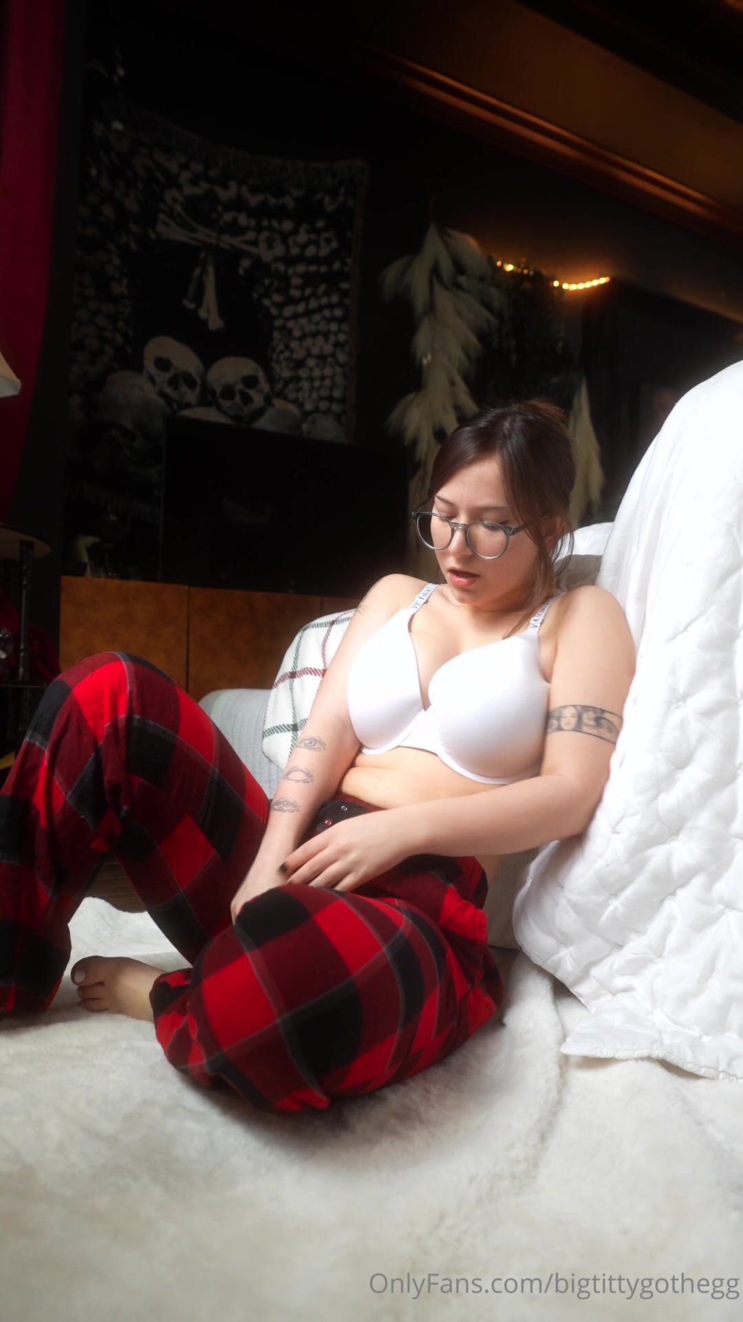 BigTittyGothEgg Spread Legs Masturbating Leak