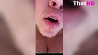 Maddiebubz Close-Up Cleavage OF